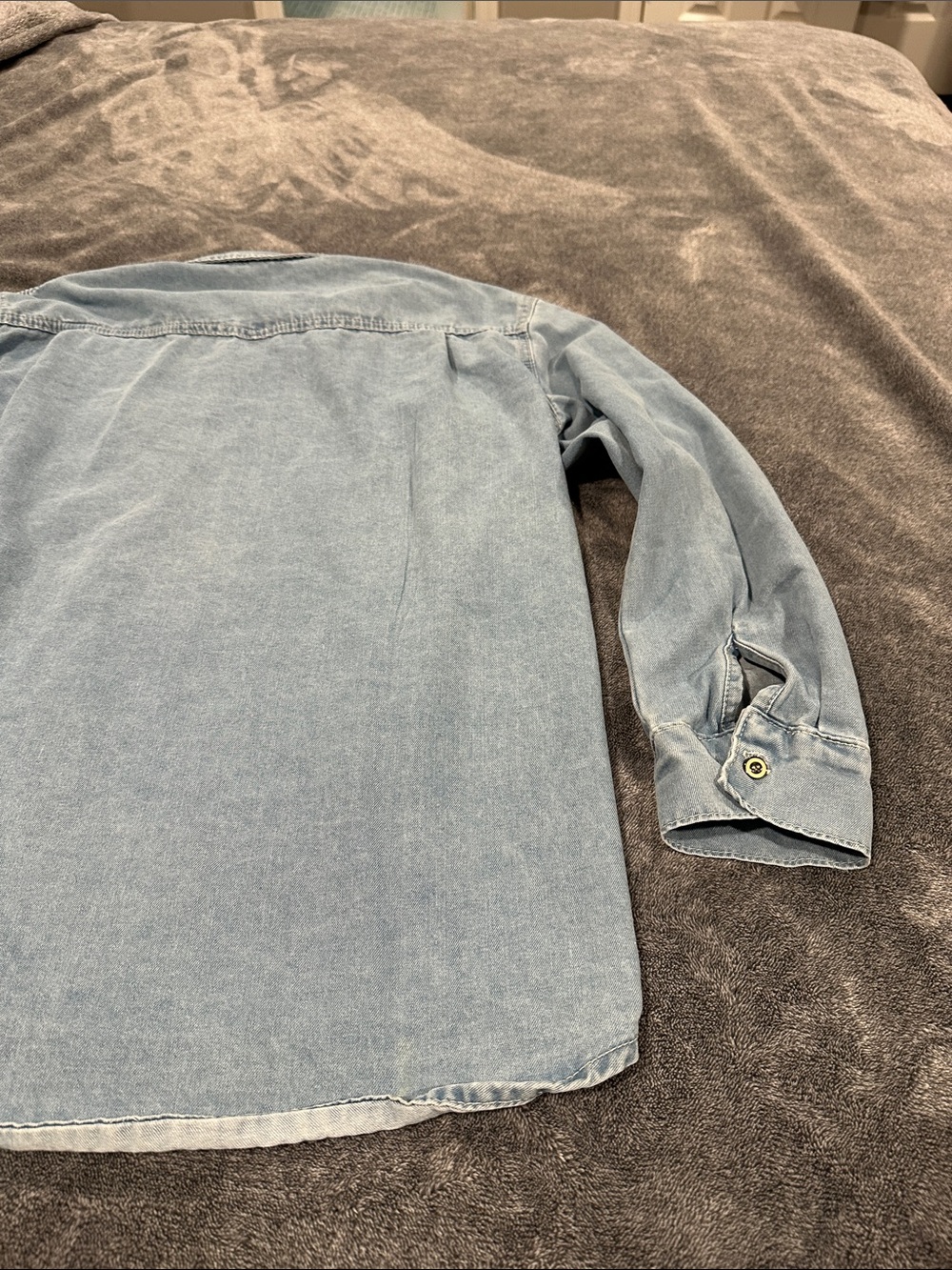 Light Blue Denim Button-Front Shirt. Size medium - Picture 11 of 14